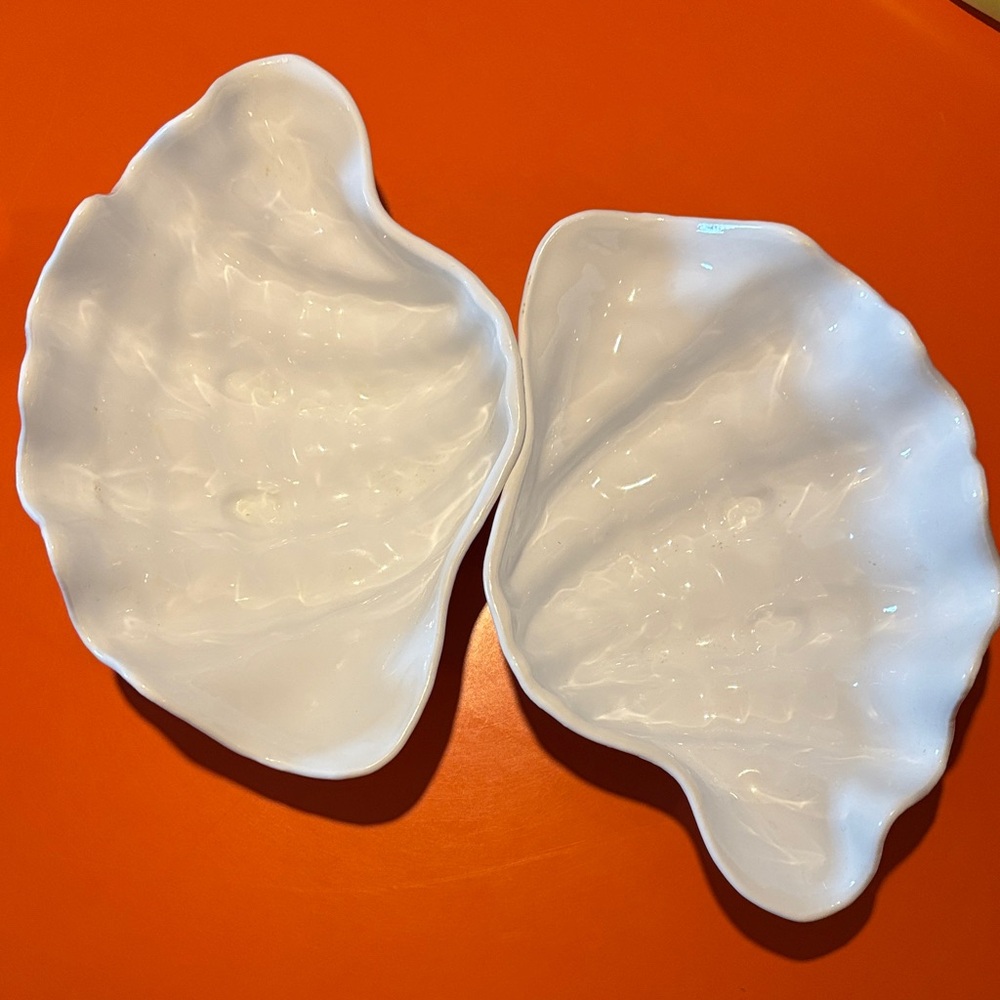 Set of White Shell-Shaped Dishes